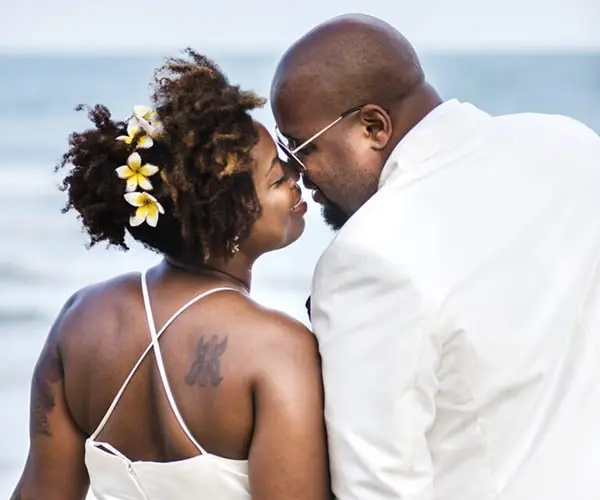 A couple kisses on the beach in Aruba